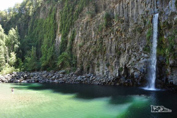 Aos poucos, o sol vai iluminando e esquentando a enorme piscina natural sob o Salto La Leona, no Parque Nacional Radal Siete Tazas, no centro-sul do Chile